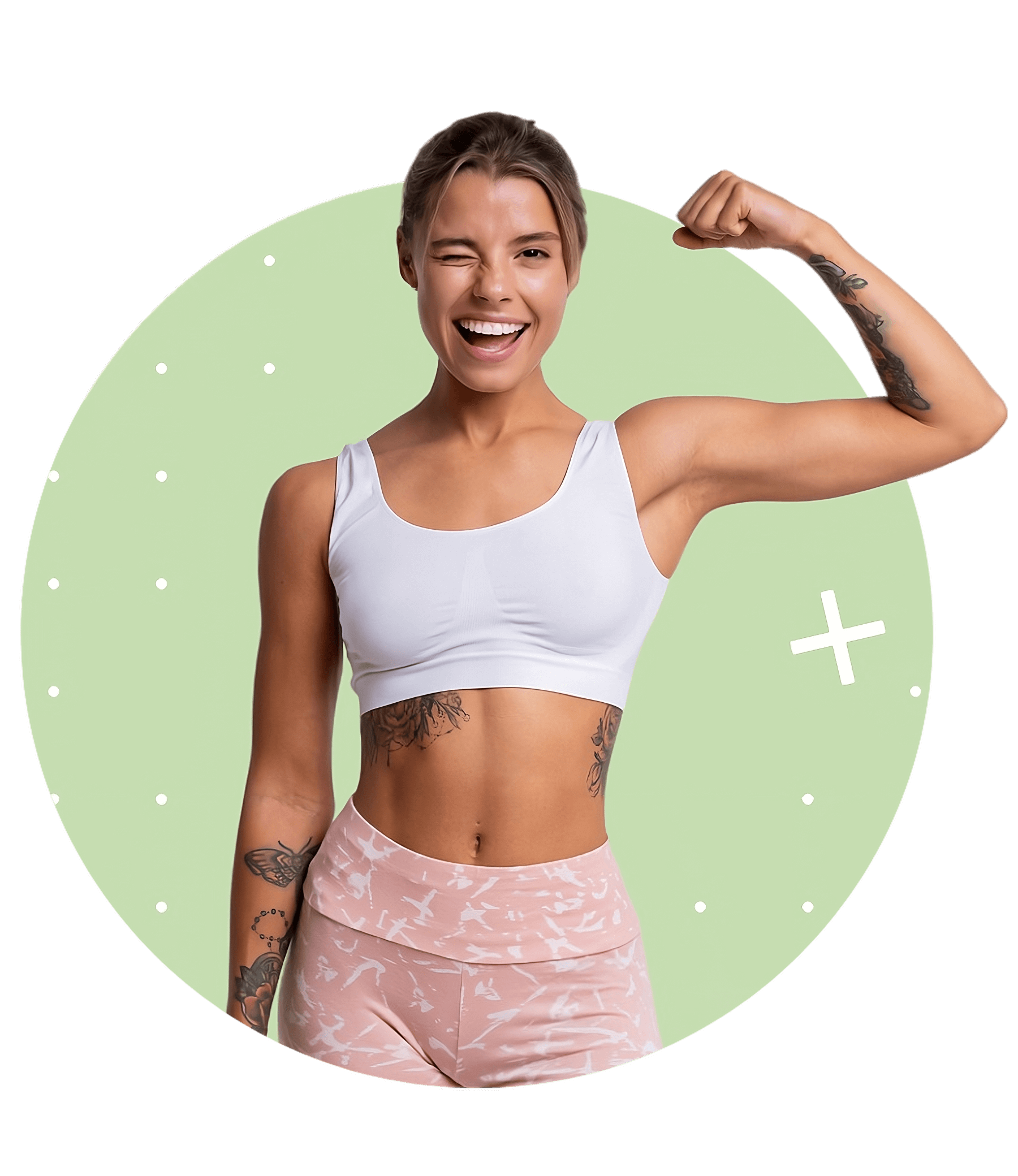 Mujer joven y feliz, con ropa deportiva, mostrando músculo y guiñando un ojo, simbolizando fuerza y bienestar.